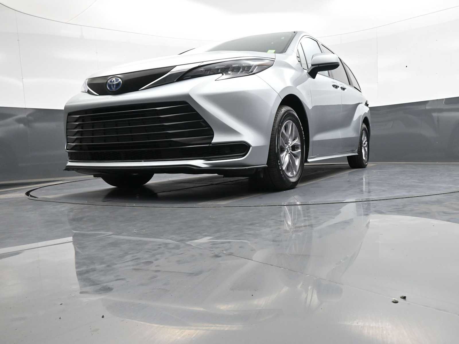 Used 2025 Toyota Sienna LE FWD image 26