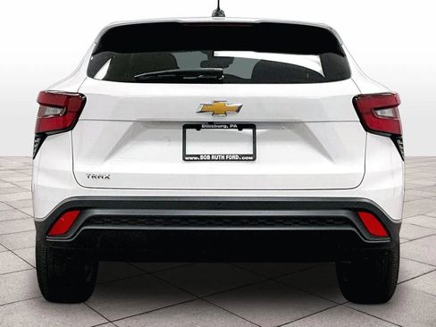 Used 2025 Chevrolet Trax LS w/ LS Convenience Package image 4