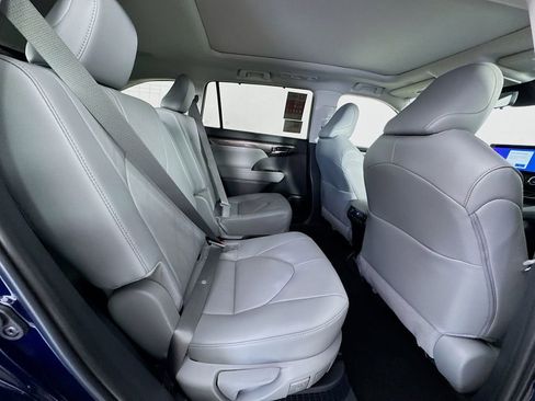 New 2026 Toyota Highlander Platinum image 29