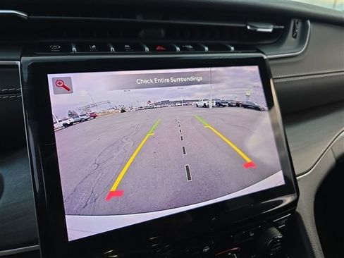 Used 2023 Jeep Grand Cherokee Limited image 37