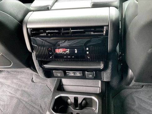 Certified 2025 Jeep Wagoneer Series III w/ Premium Group I AWD/4WD image 18