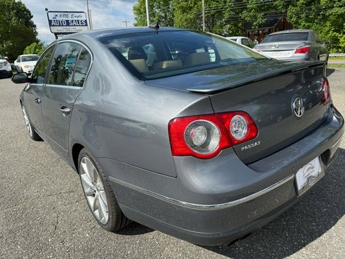 Used 2008 Volkswagen Passat VR6 FWD image 5