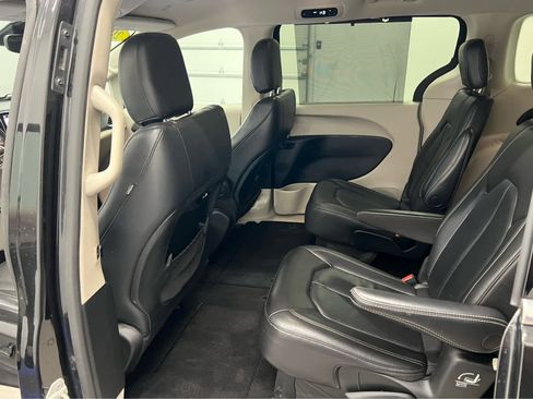 Used 2022 Chrysler Pacifica Touring-L image 4