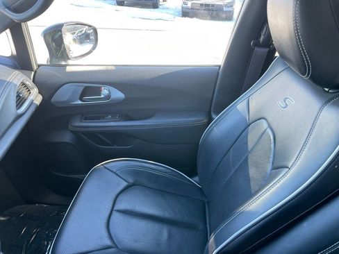 Used 2025 Chrysler Pacifica Limited image 21