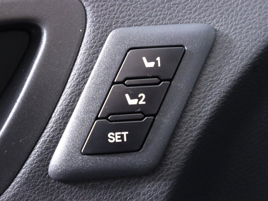 Used 2025 Toyota Sienna Platinum AWD/4WD image 28