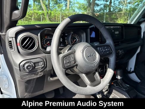 Used 2025 Jeep Wrangler Unlimited Rubicon AWD/4WD image 15