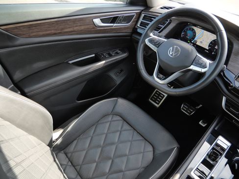 Certified 2024 Volkswagen Atlas SEL Premium R-Line image 9