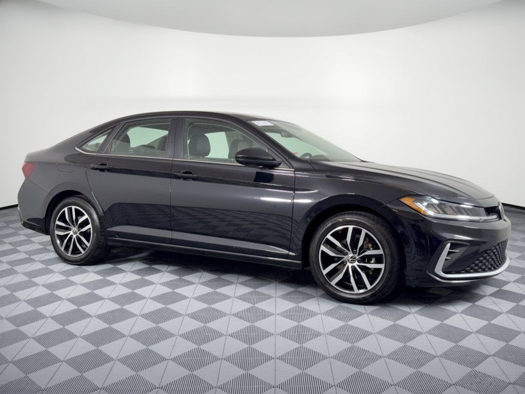 Used 2025 Volkswagen Jetta SE FWD image 8