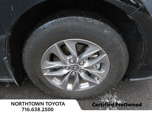 Used 2025 Toyota Sienna XLE image 2