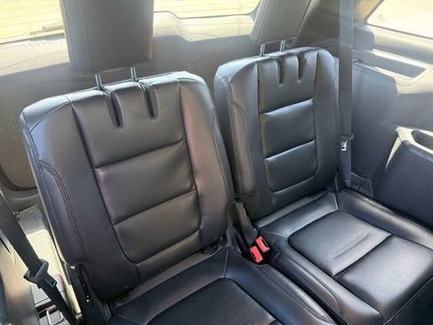 Used 2018 Ford Explorer XLT w/ Equipment Group 202A AWD/4WD image 11