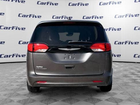 Used 2023 Chrysler Voyager LX image 4