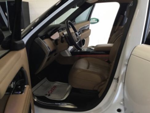 Used 2025 Land Rover Range Rover SE AWD/4WD image 8