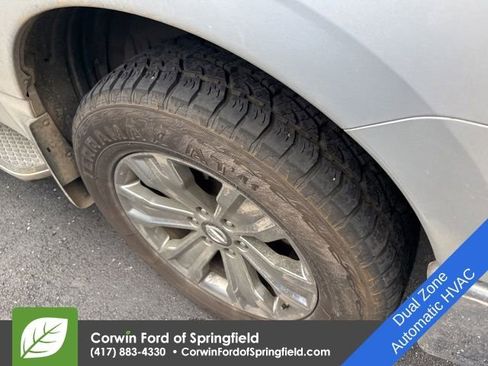 Used 2018 Nissan Titan SV w/ SV Convenience Package image 4