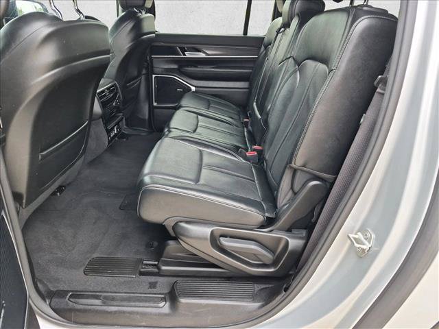 Used 2024 Jeep Wagoneer L Series II w/ Flexible Seating Group AWD/4WD image 19