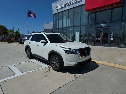 Used 2024 Nissan Pathfinder SV w/ SV Premium Package FWD image 2