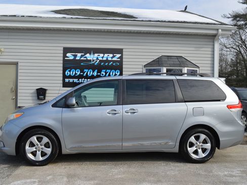 Used 2011 Toyota Sienna LE image 2