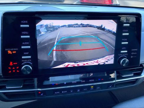 Used 2023 Toyota Sienna XLE image 29