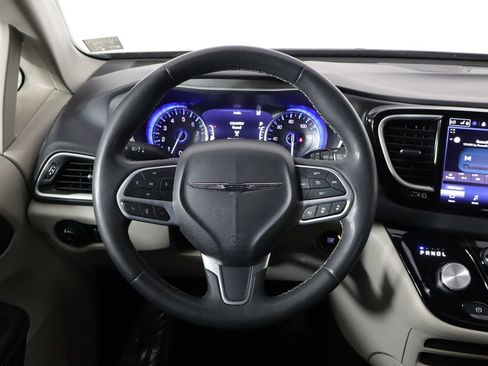 Used 2023 Chrysler Pacifica Touring-L FWD image 7