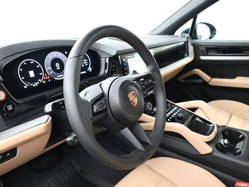 Used 2025 Porsche Cayenne AWD/4WD image 4