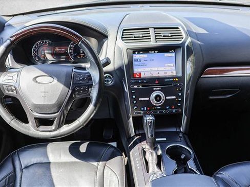 Used 2018 Ford Explorer Platinum image 25