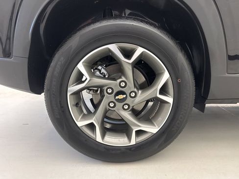 Used 2025 Chevrolet Trax LT w/ LT Convenience Package FWD image 9