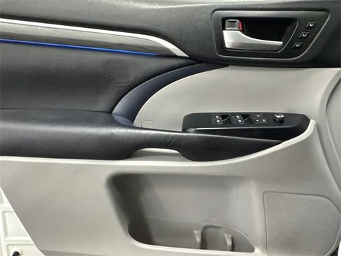 Used 2017 Toyota Highlander Limited image 12
