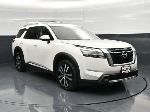 Used 2024 Nissan Pathfinder Platinum w/ Cargo Package AWD/4WD image 4