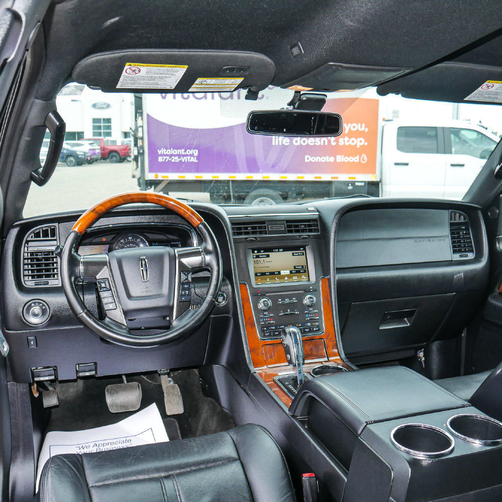 Used 2016 Lincoln Navigator Select AWD/4WD image 2