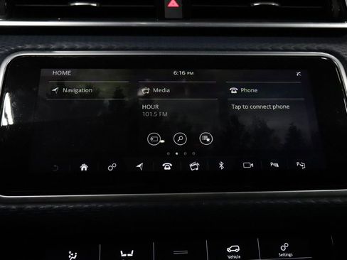 Used 2019 Land Rover Range Rover Velar R-Dynamic SE image 14