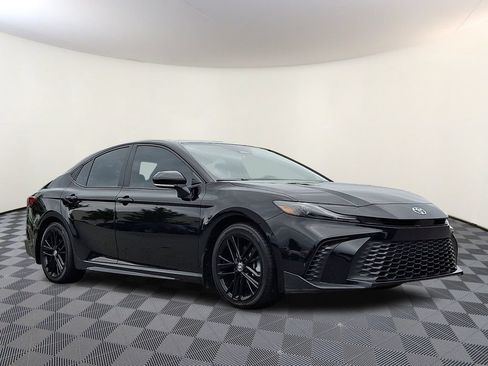 Used 2025 Toyota Camry SE w/ Convenience Package FWD image 1
