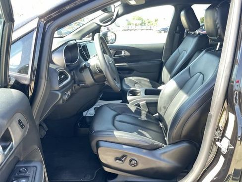 Used 2025 Chrysler Pacifica Select FWD image 9