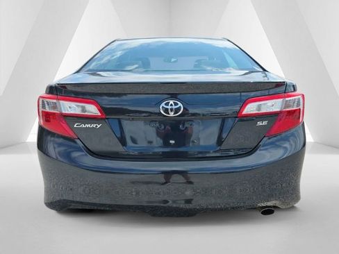 Used 2014 Toyota Camry SE w/ Moonroof Package FWD image 6