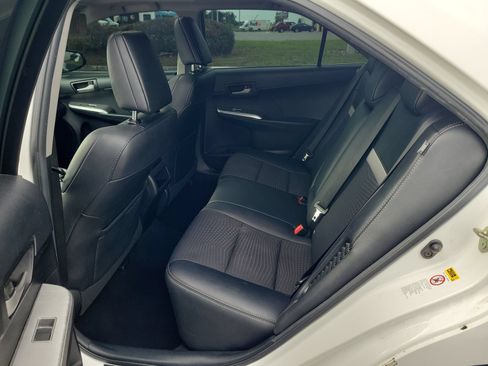 Used 2014 Toyota Camry SE w/ Moonroof Package FWD image 12