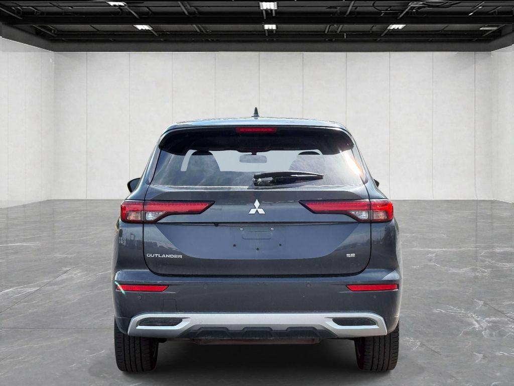 Used 2024 Mitsubishi Outlander SE Black Edition FWD image 6