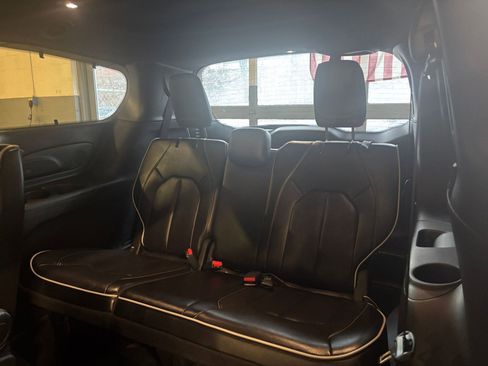 Used 2025 Chrysler Pacifica Limited image 30