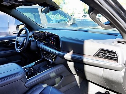 Used 2025 Chevrolet Suburban Z71 image 10