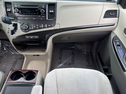 Used 2014 Toyota Sienna LE FWD image 30