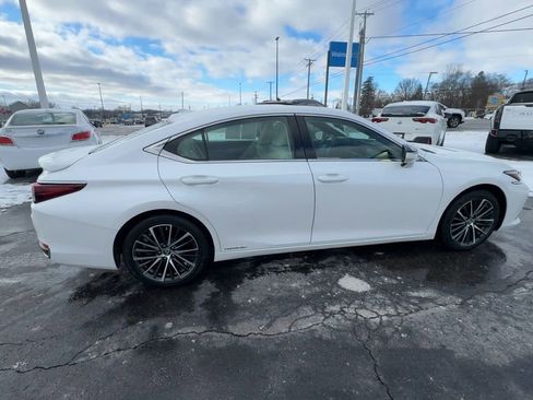 Used 2022 Lexus ES 300h w/ Premium Package image 9
