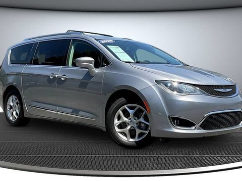 Used 2020 Chrysler Pacifica Touring-L w/ Tire & Wheel Group FWD image 3