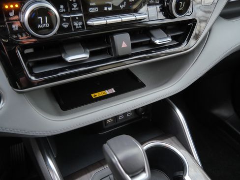 Used 2023 Toyota Highlander Limited image 24