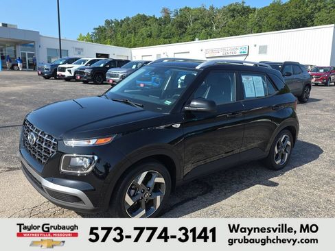 Used 2023 Hyundai Venue SEL FWD image 4