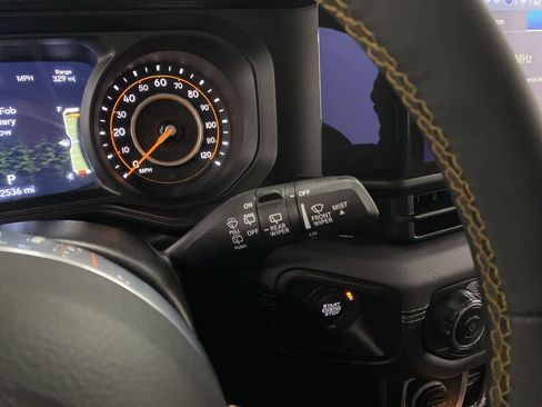 Used 2025 Jeep Wrangler Unlimited Sahara AWD/4WD image 22