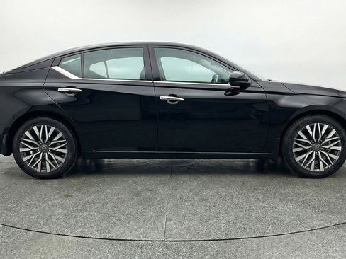 Used 2025 Nissan Altima 2.5 SV FWD image 11