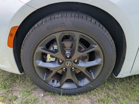 Used 2025 Chrysler Pacifica Limited FWD image 10