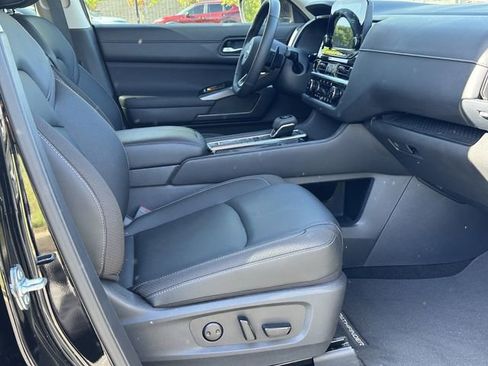 Certified 2025 Nissan Pathfinder SL w/ Black Appearance Package FWD image 15
