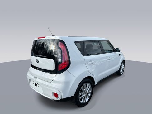 Used 2017 Kia Soul + image 3
