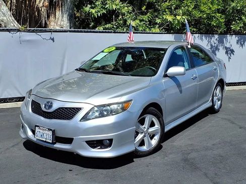 Used 2010 Toyota Camry XLE FWD image 1