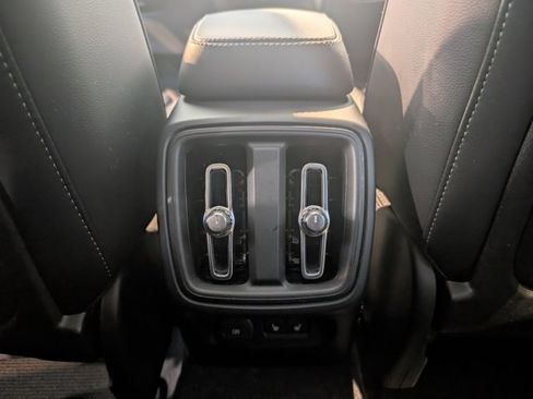 Used 2024 Volvo XC40 B5 Plus image 28