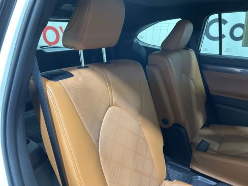 Used 2025 Toyota Highlander Platinum image 18