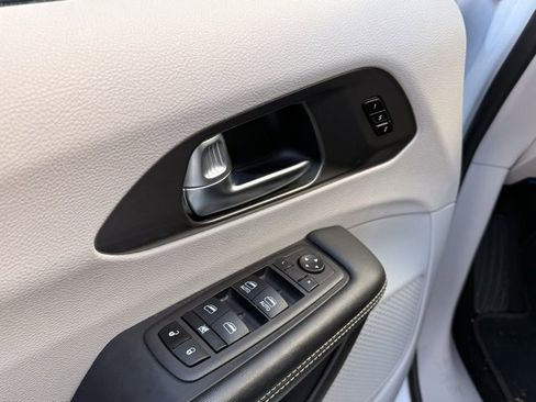 Used 2024 Chrysler Pacifica Touring-L image 11
